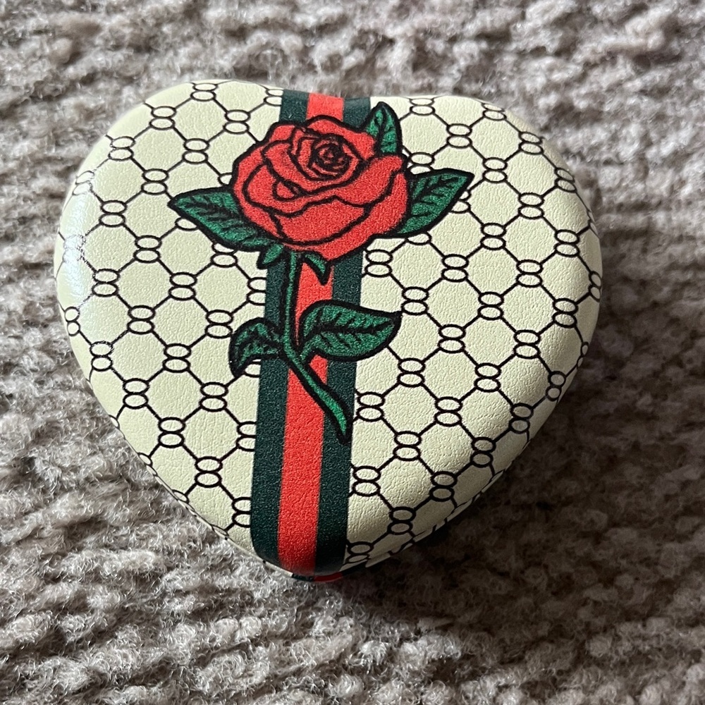 2-1 Heart-Shaped Rose Patterned Mirror and Magnifying Glass